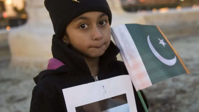 पेशावर स्कूल में मारे गए बच्चों को श्रद्धांजलि देता बच्चा