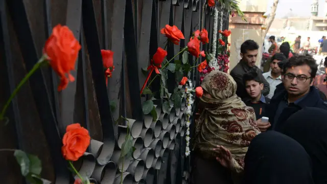 पेशावर के आर्मी स्कूल पर हुए तालिबान के हमले में कम से 140 लोग मारे गए जिनमें ज़्यादातर बच्चे थे