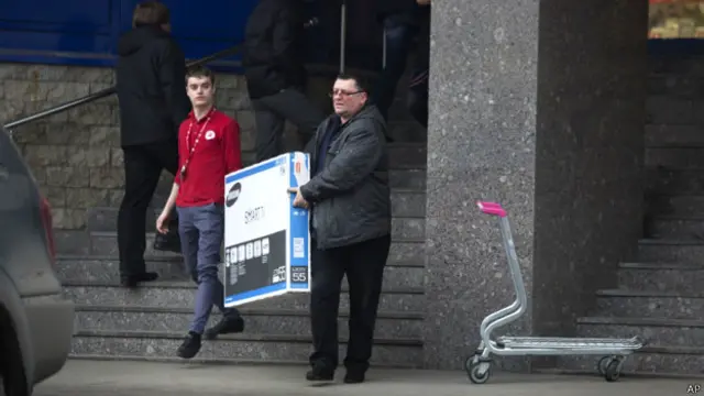 不少俄罗斯人在商品价格上涨前涌向商场抢购。据说,许多人抢购汽车和家电用品。