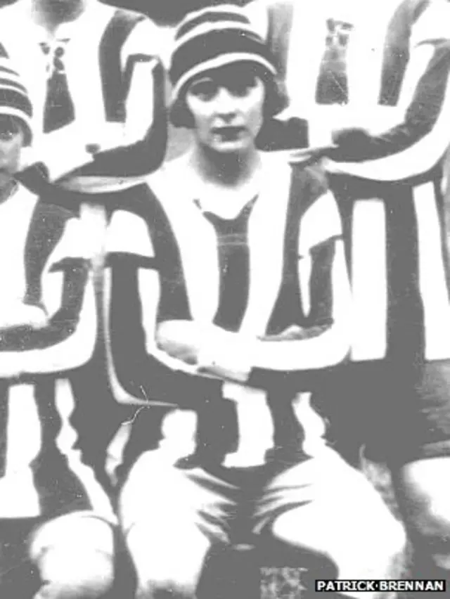 Lily Parr comenzó a jugar fútbol con sus hermanos y en 2002 ingresó al Salón de la Fama.