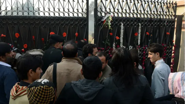 پشاور میں آرمی پبلک سکول میں منگل کو شدت پسندوں کے حملے میں 132 بچوں سمیت 141 افراد کی ہلاکت کے تیسرے روز پشاور میں لوگ آرمی پبلک سکول کےگیٹ پر پھول لگا کر ہلاک شدگان کو خراج عقیدت پیش کر رہے ہیں۔