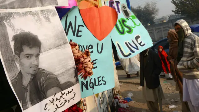 پشاور میں ہر طبقے سے تعلق رکھنے والے افراد نے اپنے اپنے انداز میں ہلاک ہونے والے بچوں کو یاد کیا۔