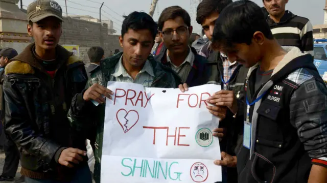 پشاور کے دوسرے سکولوں کےطلبا نے بھی آرمی پبلک سکول کے باہر اکٹھے ہو کر اپنے جذبات کا اظہار کیا۔