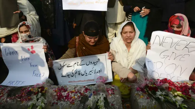 سول سوسائٹی کے افراد نے ہلاک ہونے والوں بچوں کو خراجِ عقیدت پیش کرتے ہوئے حکومت سے ان بچوں کے نام سے لائبیریاں قائم کرنے کا مطالبہ کیا۔