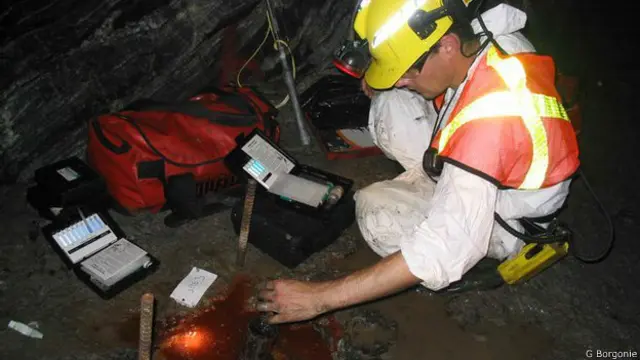 Air yang ditemukan di bagian kerak bumi diperkirakan berusia minimal satu miliar tahun.