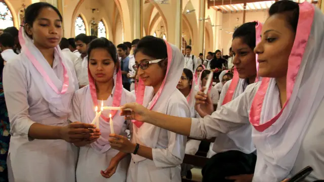 کراچی کے سینٹ پیٹرک کتھیڈرل میں عیسائی طالبات نے پشاور سکول حملے میں مرنے والے بچوں کو شمعیں جلا کر یاد کیا۔