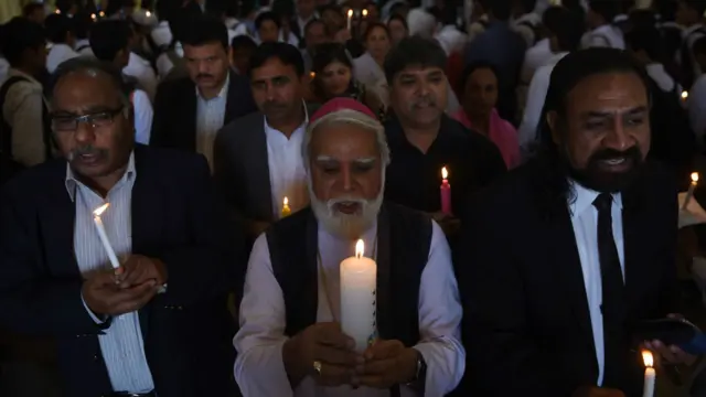 لاہور کے ایک گرجا گھر میں لوگوں نے موم بتیاں روشن کر کے پشاور سکول دھماکے کے ہلاک شدگان کے لیے دعا کی۔