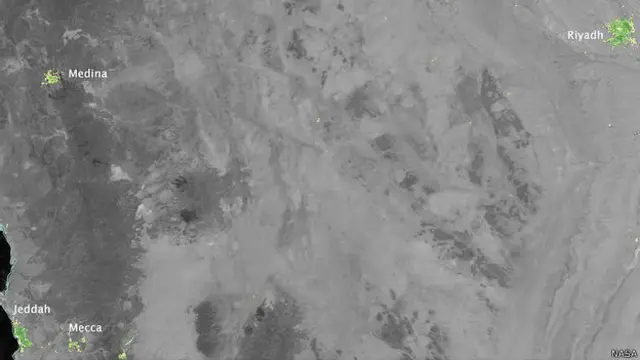 Imagen satelital nocturna de Medio Oriente.