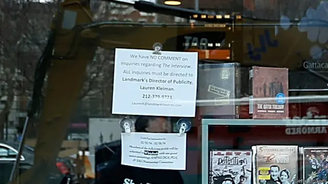 Витрина кассы кинотеатра в Нью-Йорке.