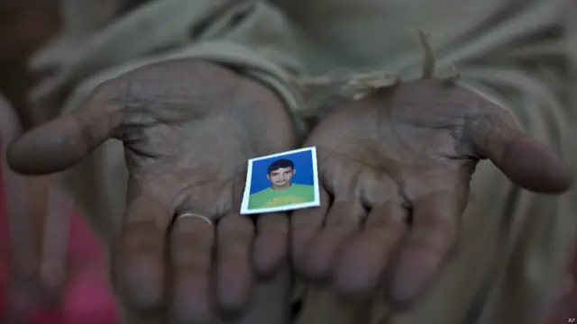 ایسی ایک دعائیہ تقریب میں حملے میں ہلاک ہونے والے ایک طالبعلم کے والد ان کی تصویر کے ہمراہ پہنچے۔