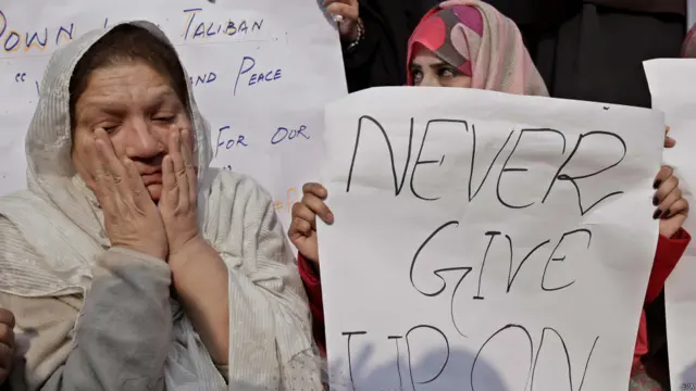 دعائیہ تقاریب میں کئی لوگ آبدیدہ نظر آئے۔