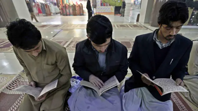 مرحومین کے ایصالِ ثواب کے لیے قرآن خوانی کا سلسلہ بھی جاری رہا۔