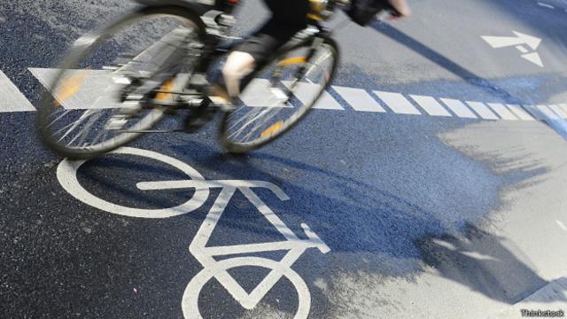 El uso de la bicicleta como medio de transporte se ha popularizado en las ciudades.