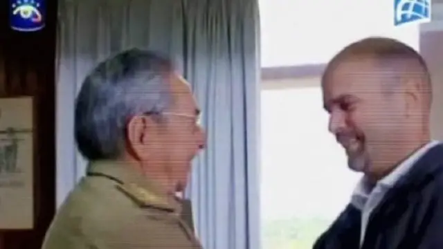 التلفزيون الكوبي بث صورة للرئيس كاسترو (يسار) وهو يحيي أحد عملاء الاستخبارات الذين أفرجت عنهم واشنطن