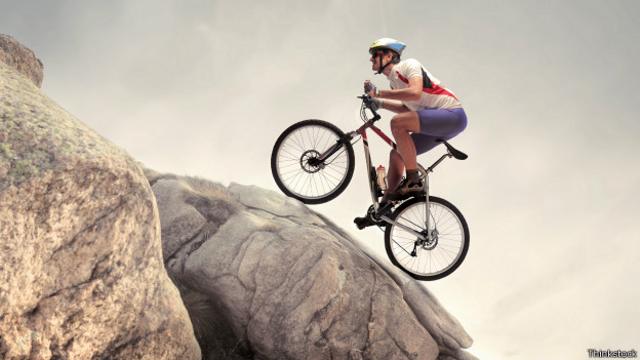 Muchas personas se enfrentan a retos que parecen imposibles de superar sobre la bicicleta.