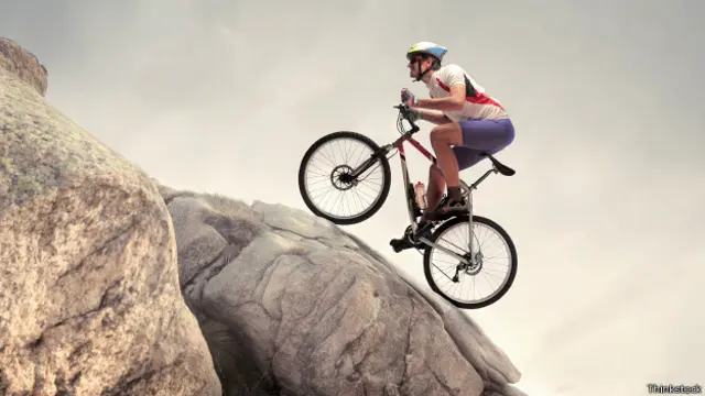 Muchas personas se enfrentan a retos que parecen imposibles de superar sobre la bicicleta.