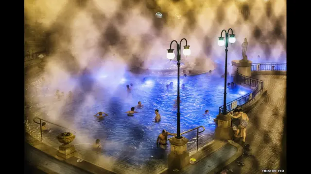 Фотосуратлар уч категория бўйича танланди: инсонлар, жойлар ва табиат. Жойлар категориясида биринчи ўринни Тристон Еонинг Будапештдаги термо ваннада олган сурати эгаллади. 