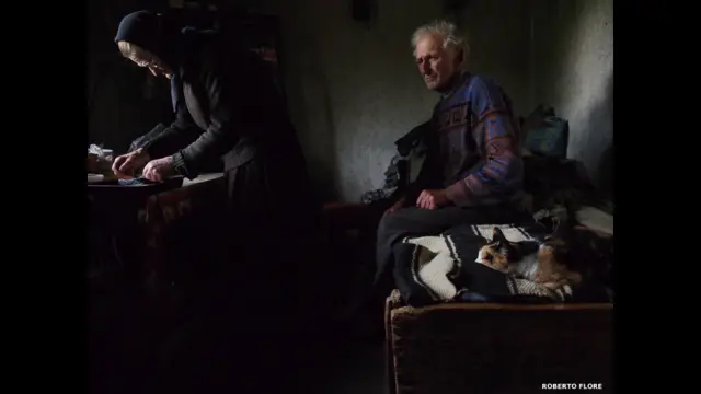 "У ўз хаёллари оғушида қолган, хотини эса Евхаристия кечки овқати учун нон тайёрламоқда эди", дейди тасвирчи Роберто Фиоре ўзининг мукофотланган сурати ҳақида. 