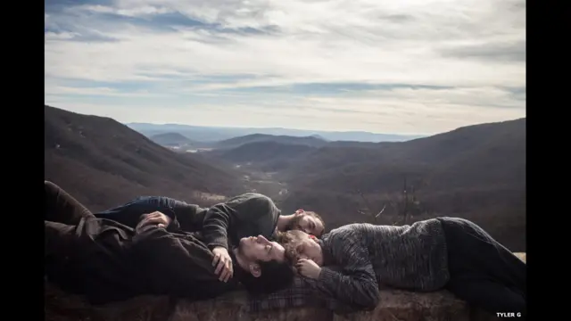 "Бизнинг Майамига сафаримиз Мовий Тепалик йўлидан ўтарди. Тоғ ёнбағрида дам олиш учун тўхтадик. Йўл давомида тинимсиз баҳслашиб келган бўлсак ҳам бу ерда бизнинг биродарлигимизни кўриш мумкин эди", дейди фототасвирчи Тайлер Жи.