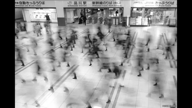 Япония пойтахти Токиодаги Шинагава станциясида шошаётган одамлар сурати учун Петер Франк ҳам мукофотланди.