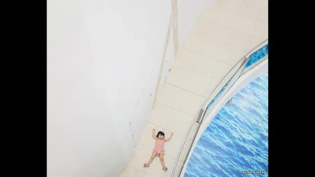 Бангкокдаги савдо маркази ичида инжиқлик қилиб ўзини ерга отган қизалоқни Адам Биркан тасвирга туширган. 