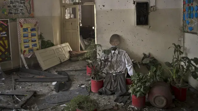 دسمبر 2014 کو پشاور میں آرمی پبلک سکول پر حملے کے بعد پی ٹی آئی نے دھرنا ختم کرنے کا اعلان کیا تھا