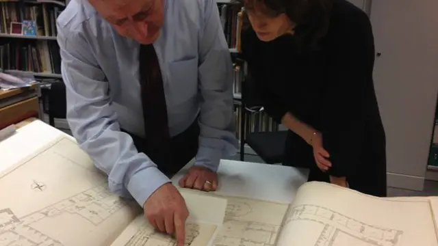 Peter Barber dan Martin Clayton mendiskusikan sketsa arsitektural karya Raja George III.