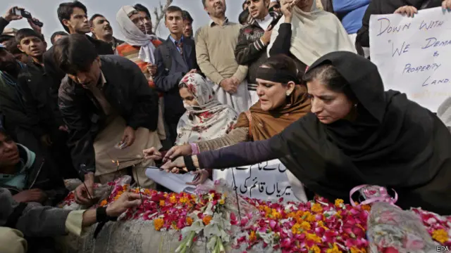 پاکستان میں مختلف شعبہ ہائے زندگی سے تعلق رکھنے والے افراد نے پشاور کے سانحے کو یاد کیا۔