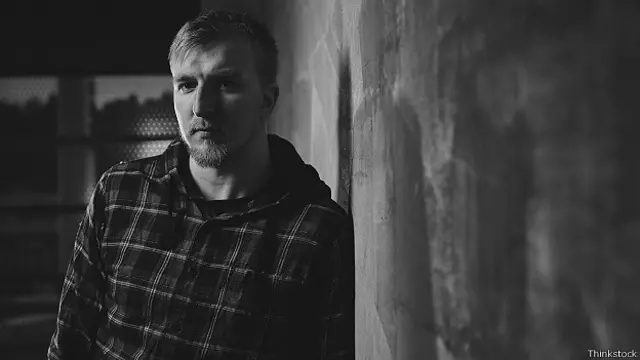 Невеселый человек у стены