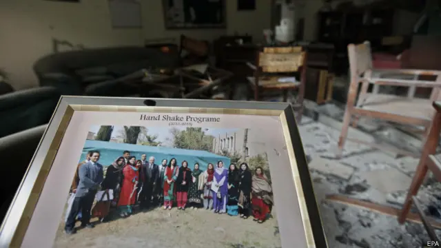 پاکستان کے وزیرِ اعظم نواز شریف نے آرمی پبلک سکول میں ہونے والے خود کش حملے کے واقعے کو ’قومی سانحہ‘ قرار دے کر تین روزہ سوگ منانے کا اعلان کیا