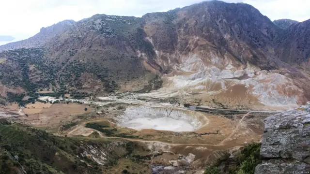 снимок лунного ландшафта самого большого кратера Стефанос активного вулкана Нисирос на одноименном острове в Греции.