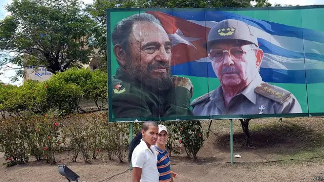 Рекламный щит с портретами братьев Кастро