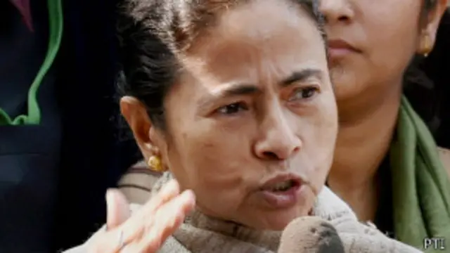 संसद के बाहर ममता बनर्जी
