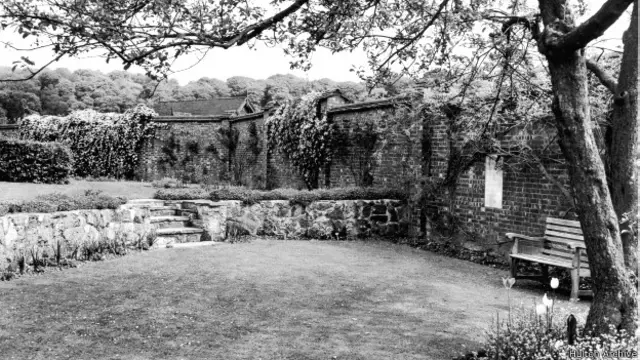 Картина работы сэра Уинстона Черчилля была продана на аукционе за £1.8 млн ($2.8млн). На картине "Пруд с золотыми рыбками в Чартвелле" изображен сад дома в графстве Кент, в котором жил Черчилль. Картина была написана в 1932 году. Картина была продана на аукционе "Сотбис" в Лондоне после смерти дочери британского политического деятеля Мэри Соамс. На предыдущих аукционах максимальная цена за картины, написанные Черчиллем, достигала 1 миллиона фунтов стерлингов. В коллекции леди Мэри Соамс, младшей дочери бывшего премьера, находилось 15 картин кисти отца. Общая сумма, полученная после распродажи ее коллекции на аукционе, составила более 15 миллионов фунтов. В каталоге аукциона говорится, что "Пруд с золотыми рыбками в Чартвелле", безусловно, "является шедевром Черчилля этого десятилетия" и "ярким проявлением таланта художника в его лучшей форме". Начальная цена картины оценивалась между 400 и 600 тысячами фунтов. Другая его картина, "Гобелены Блэнема" была продана за миллион, а набросок гавани в Каннах ушел за 722 с половиной тысячи фунтов. Среди других вещей Черчилля, проданных на аукционе – красная папка для документов которой он пользовался в бытность министром колоний в 1921-22 годах. Она ушла с молотка за 158 тысяч фунтов, при начальной цене между 5 и 7 тысячами. Сэр Уинстон Черчилль был премьер-министром Британии во время Второй мировой войны. Он умер в 1965 году. Мэри Соамс, была последней живущей прямой наследницей Черчилля. Она умерла в июне этого года в возрасте 91 года. 