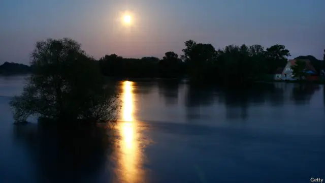 Reflejo de la Luna sobre el agua