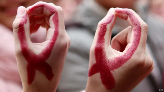 Manos con el dibujo de la solidaridad con pacientes de sida