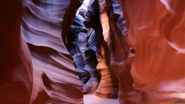 Вход в нижний Каньон Антилопы, штат Аризона.