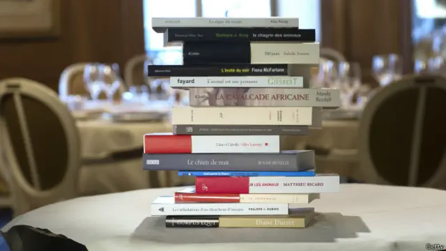 Libros apilados en una mesa