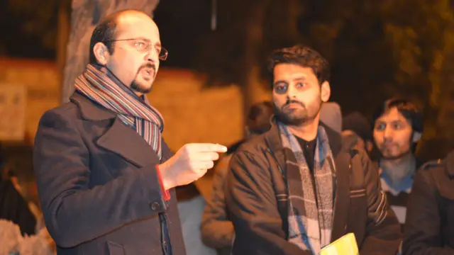  جمعرات کی شام ہونے والے اس اجتماع میں زندگی کے مختلف شعبوں سے تعلق رکھنے والے افراد نے شرکت کی۔