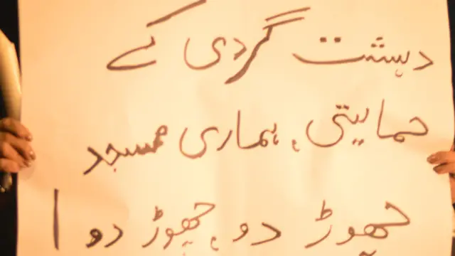 شرکا نے آرمی پبلک سکول میں دہشتگردوں کے ہاتھوں ہلاک ہونے بچوں کے نام لکھے جانے پیغامات کے علاوہ شدت پسندوں کے مبینہ حامیوں کے خلاف بھی پیغامات لکھے ہوئے تھے۔