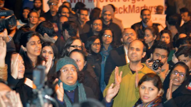 شام بیداری کے شرکا کی تعداد چند درجن سے زیادہ نہ تھی۔ 