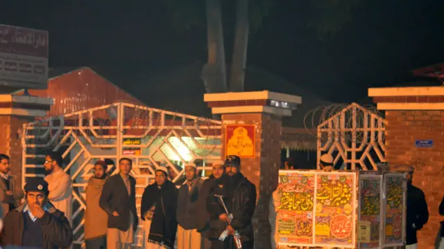 کسی ناخوشگوار صورتحال سے نمٹنے کے لیے موقعے پر پولیس کے افسران اور دیگر اہلکار بھی موجود تھے۔ 