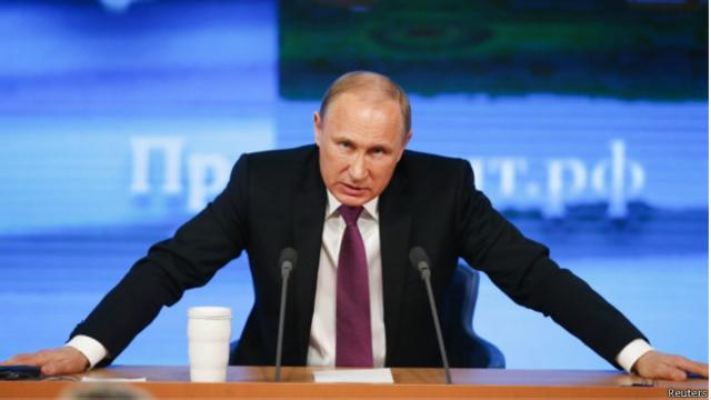 Владимир Путин выступает на ежегодной пресс-конференции в Москве 18 декабря 2014 г.