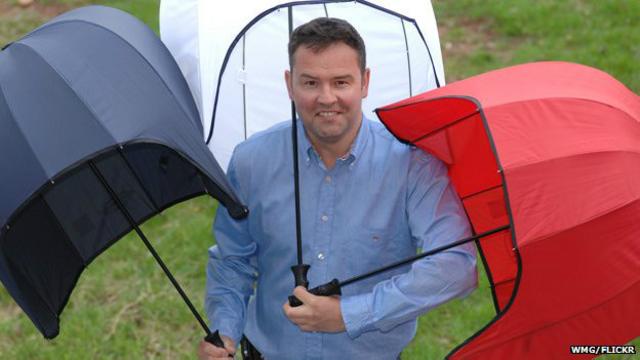 El invento viral para no tener que sujetar nunca más el paraguas en los  días de lluvia