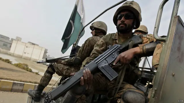 پاکستانی فوج طالبان کے خلاف آپریشن ضربِ عضب جاری رکھے ہوئے ہے 