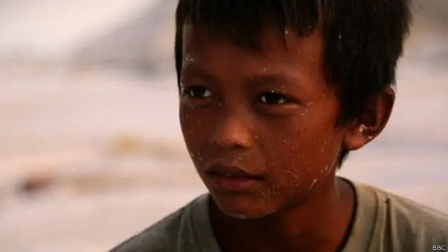 12 yaşındaki Endonezyalı Rainto'nun çıkardığı kalay cevheri iPhonelara dönüşüyor.