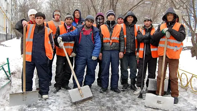 Тожикистон иқтисодини ушлаб турган Россиядаги юз минглаб муҳожир ватанга қайтишга мажбур бўлмоқда.