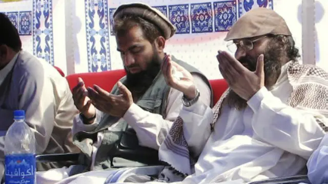 قانونی ماہرین کے مطابق ضمانتی مچلکہ جمع ہونے کے بعد ذکی الرحمٰن لکھوی (وسط) کی رہائی میں کوئی قانونی رکاوٹ باقی نہیں رہ جائے گی۔