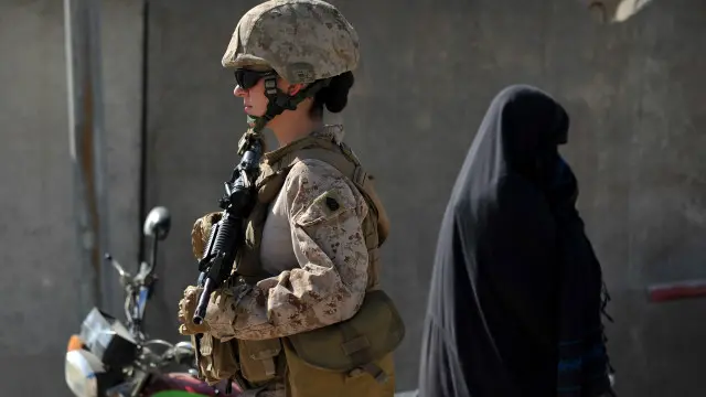 تخدم العديد من المجندات البريطانيات في الصفوف الأمامية في الحروب ولكن ليس في مواقع تجعلهن "في اشتباك مباشر مع العدو لقتله"