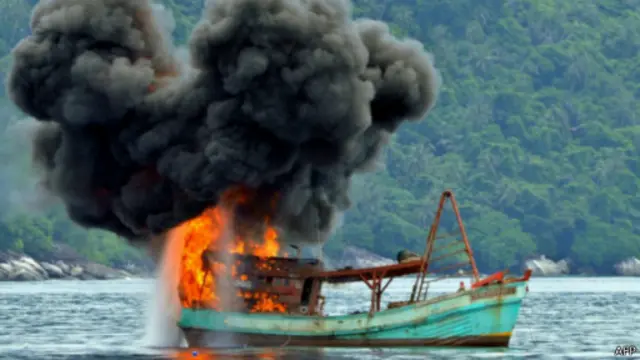 Penenggelaman kapal asing penangkap ikan ilegal di perairan Kepulauan Riau, beberapa waktu lalu